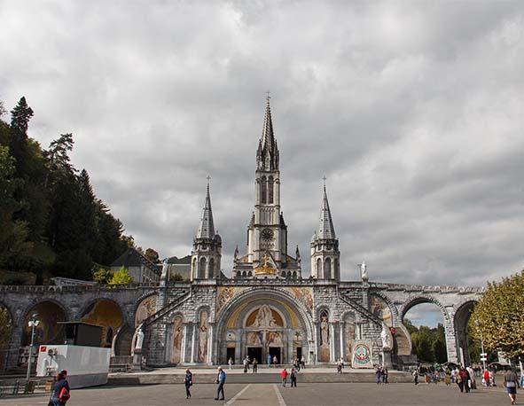 Cathédrale de Lourdes à proximité Hôtel d'Espagne à Lourdes