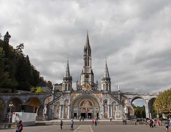 Cathédrale de Lourdes à proximité Hôtel d'Espagne à Lourdes Cathédrale de Lourdes à proximité Hôtel d'Espagne à Lourdes